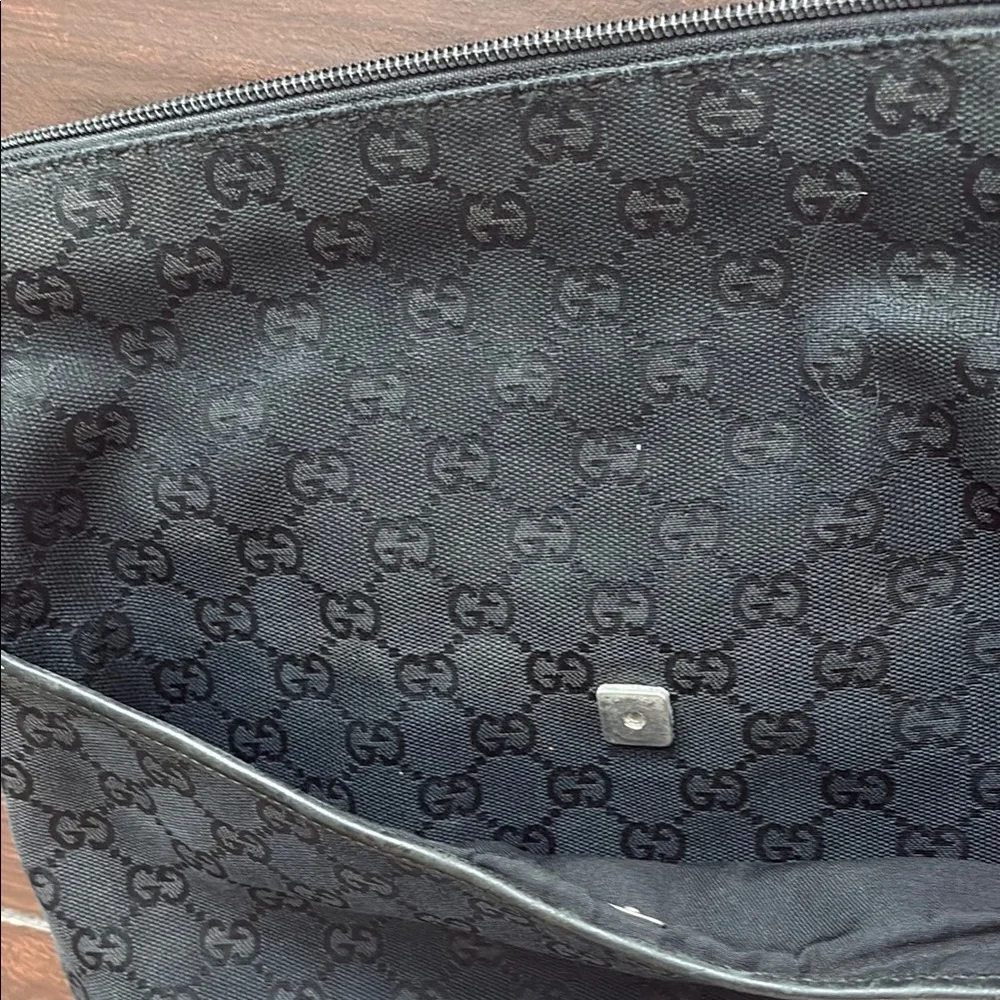Gucci Black Crossbody Bag with Adjustable Strap - Picture 6 of 12